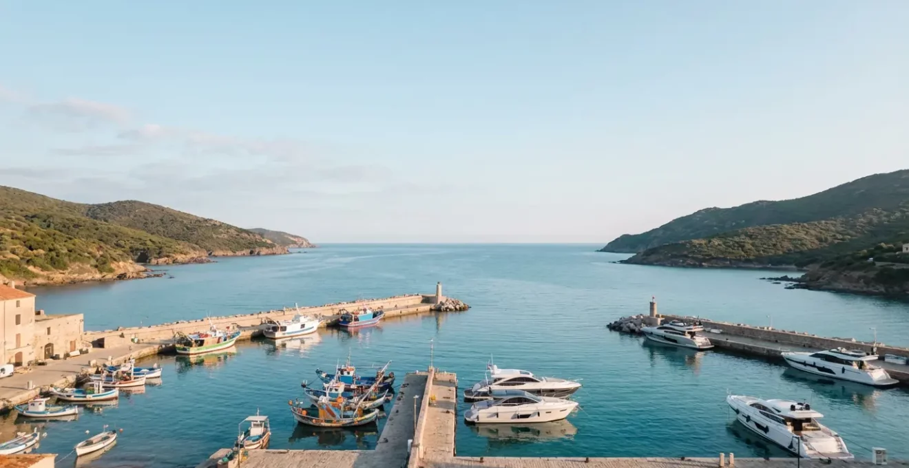 Vue aérienne comparative montrant les deux ports de Saint-Florent et Porto-Vecchio avec leurs caractéristiques distinctes