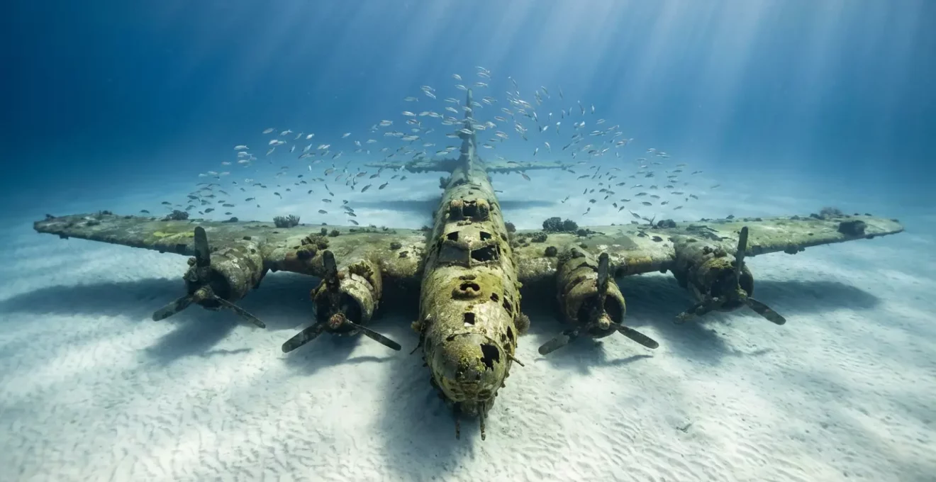 Vue aérienne sous-marine du bombardier B-17 posé sur fond sableux avec ses quatre moteurs visibles