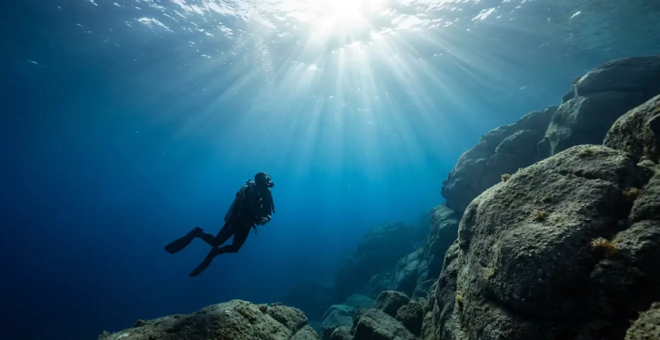 Photographe sous-marin captant les rayons de lumière à travers les eaux cristallines de Corse
