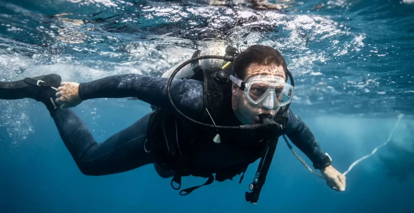Plongeur maintenant sa position horizontale au palier de 3 mètres malgré la houle